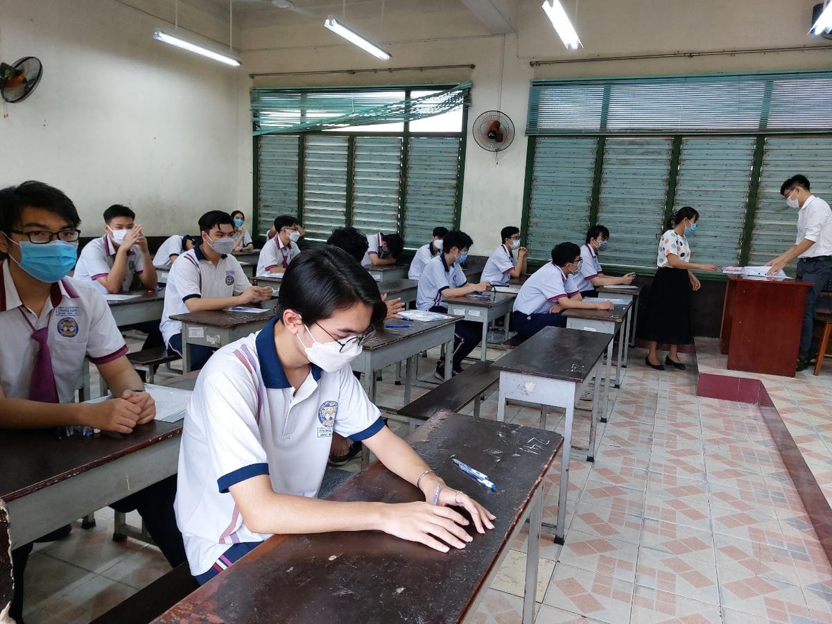 Các thí sinh đợi làm bài thi ở TP HCM.