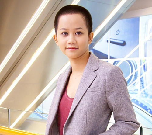 Lê Cát Trọng Lý xuất hiện bất ngờ với hình ảnh đầu trọc, khác hẳn với mái tóc xù cá tính trước đây.