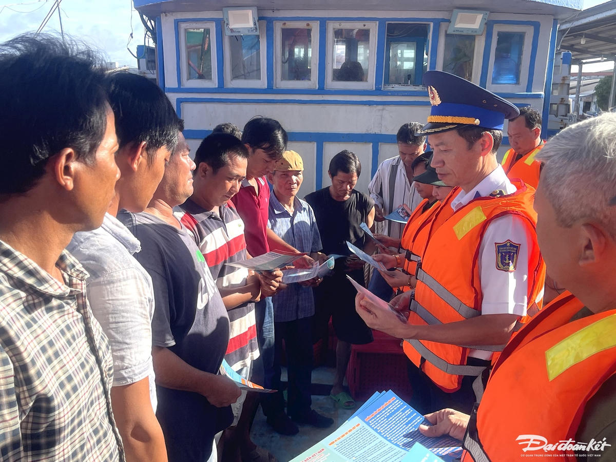 Tuyên truyền cho bà con ngư dân