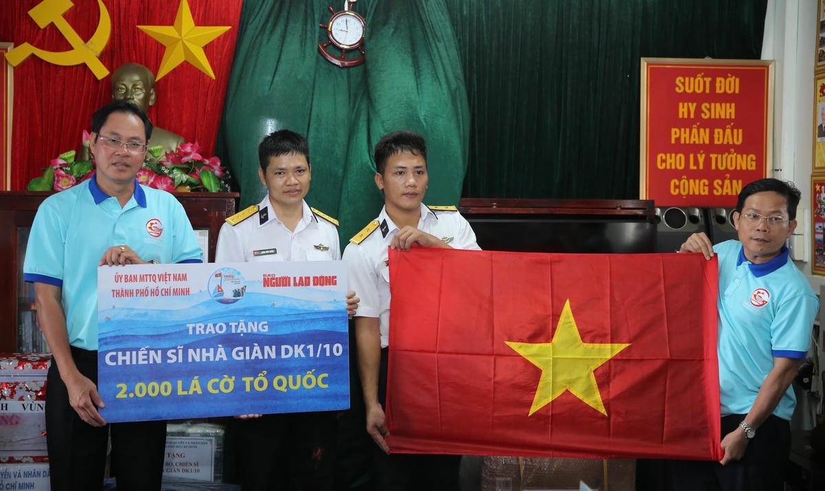 Ông Nguyễn Thành Trung, Phó Chủ tịch Thường trực Ủy ban MTTQ Việt Nam Thành phố trao tặng cờ Tổ quốc cho cán bộ, chiến sĩ Nhà Giàn DK 1/10.