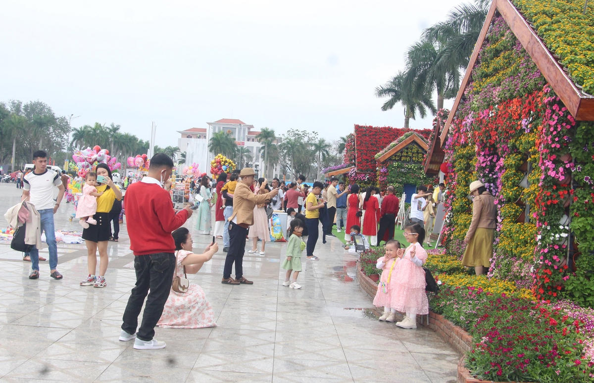 Rất đông người dân đến du xuân ở Quảng trường 24/3.