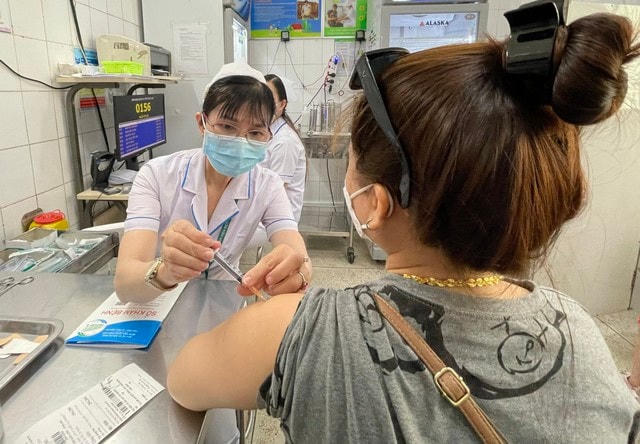 Người dân đi tiêm vaccine phòng bệnh dại tại Bệnh viện Bệnh nhiệt đới TPHCM.  
