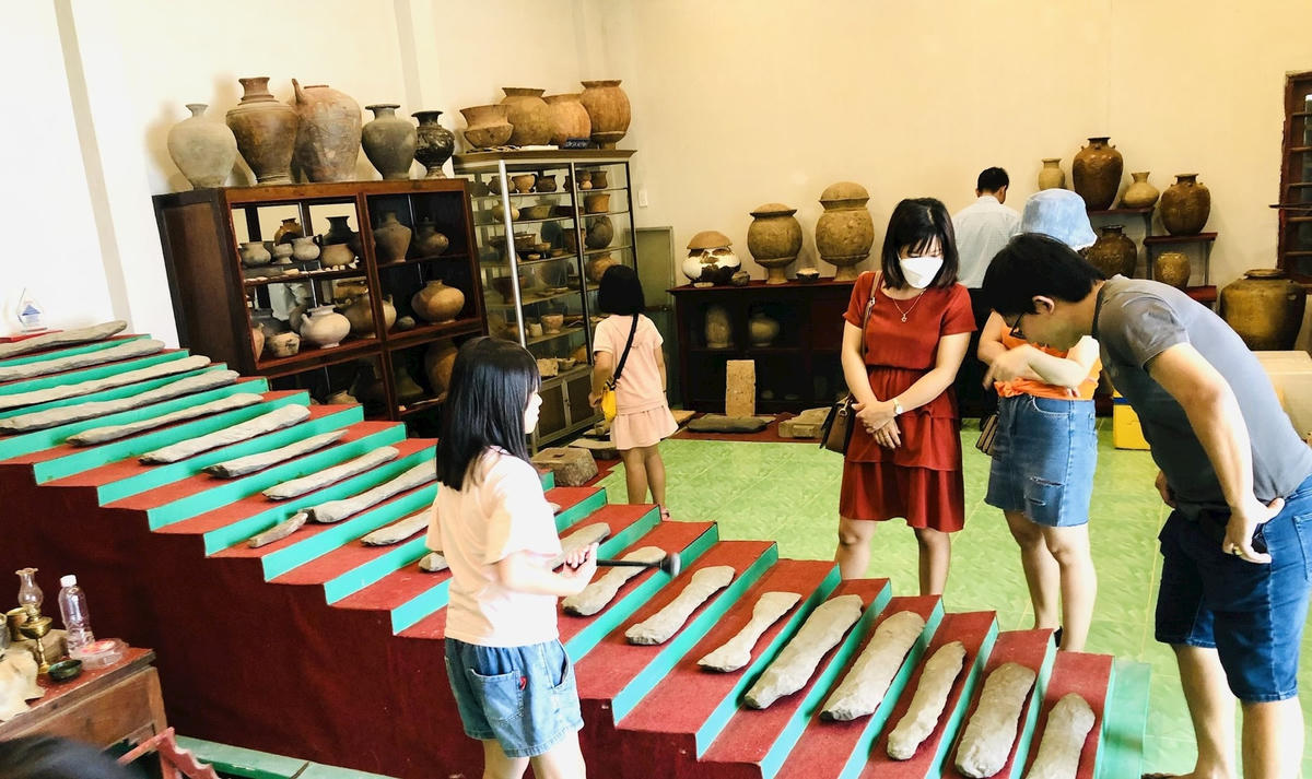 Du khách đến tham quan, tìm hiểu tại Bảo tàng cổ vật Mũi Né.