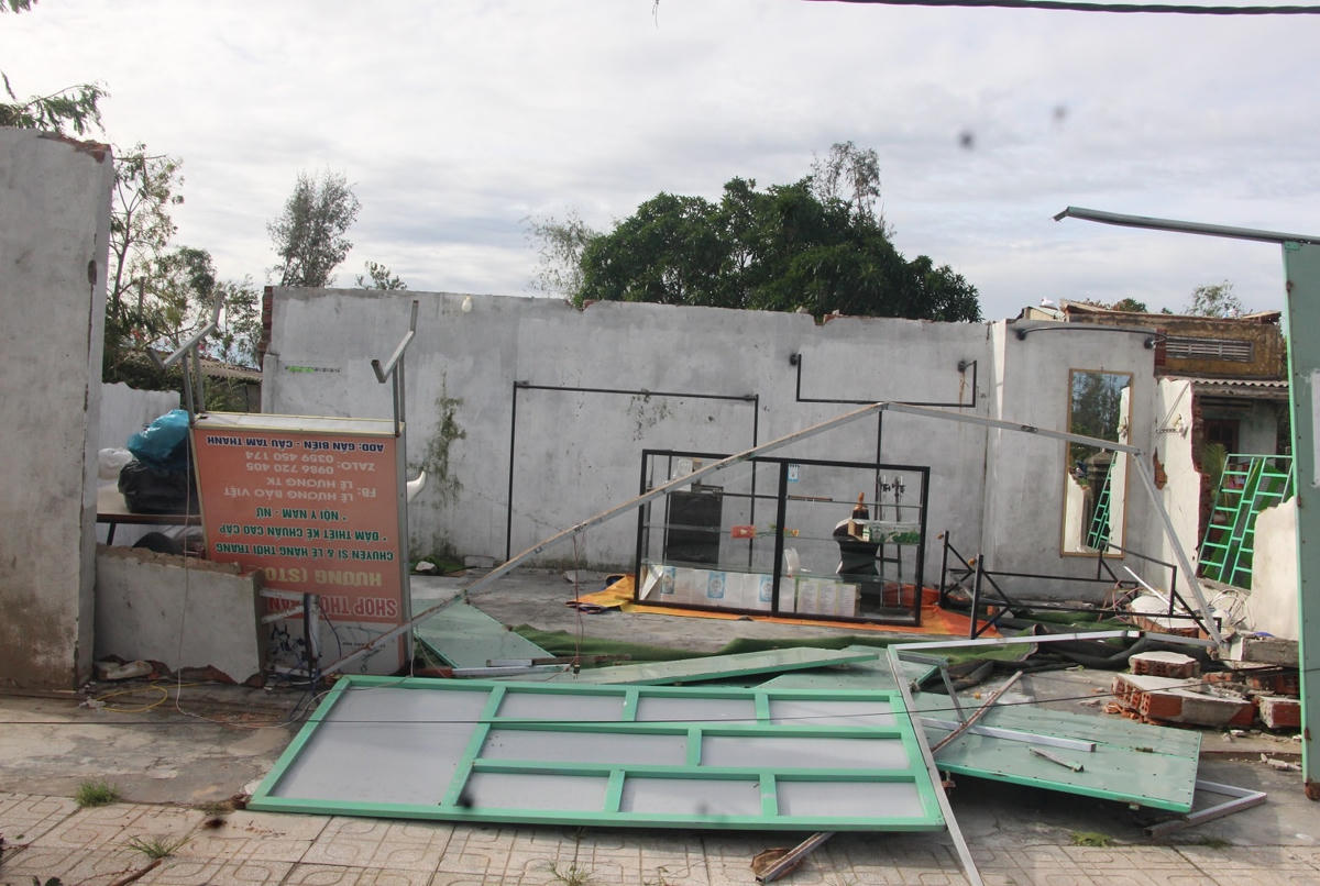 Ngôi nhà dân Quảng Nam bị bão làm tốc mái.