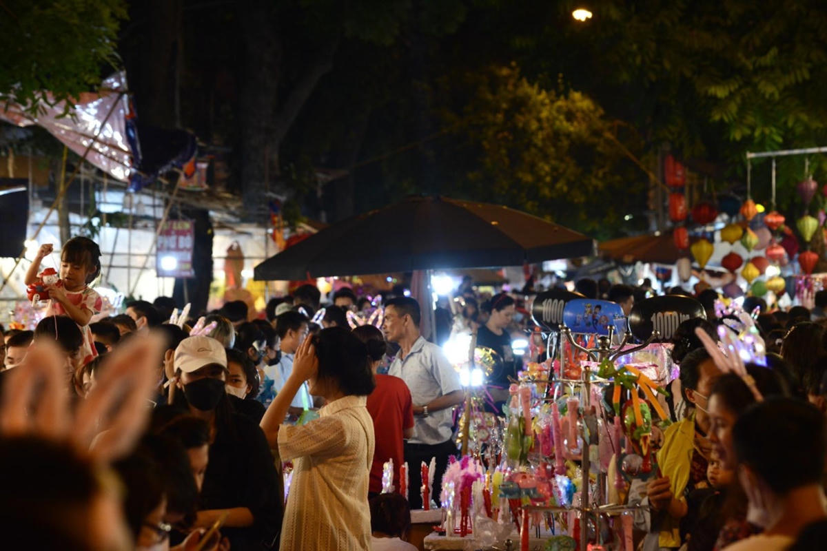 Dòng người chen chân nhau để check in chụp cảnh, đi dạo và mua sắm đồ chơi Trung thu.