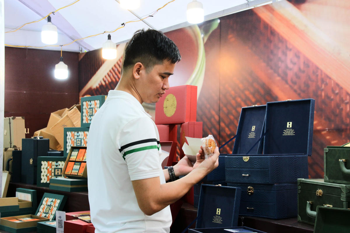 Anh Nguyễn Đình Nghĩa (Gia Lâm, Hà Nội) cho biết: “Mình thấy các quầy bán bánh ở đây khá vắng khách. Nay mình đi qua đây, thấy nơi này bán bánh phù hợp nhu cầu nên dừng lại hỏi mua. Các sản phẩm có thiết kế bao bì bắt mắt, mẫu mã cũng đa dạng, độc đáo”.