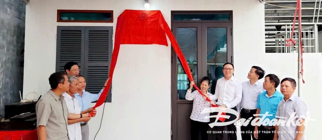 Chủ tịch Ủy ban MTTQ Việt Nam thành phố Đào Trọng Đức và lãnh đạo huyện Vĩnh Bảo dự lễ khánh thành nhà Đại đoàn kết tặng gia đình bà Trần Thị Khiết, thôn Dương Tiền, xã Trấn Dương. Ảnh: Dương Bích.