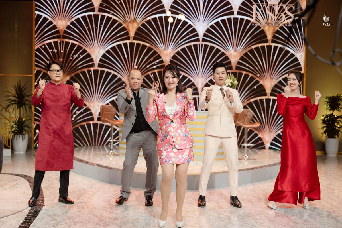 27 năm hôn nhân, cặp đôi "trái dấu" vượt qua không ít khó khăn. 