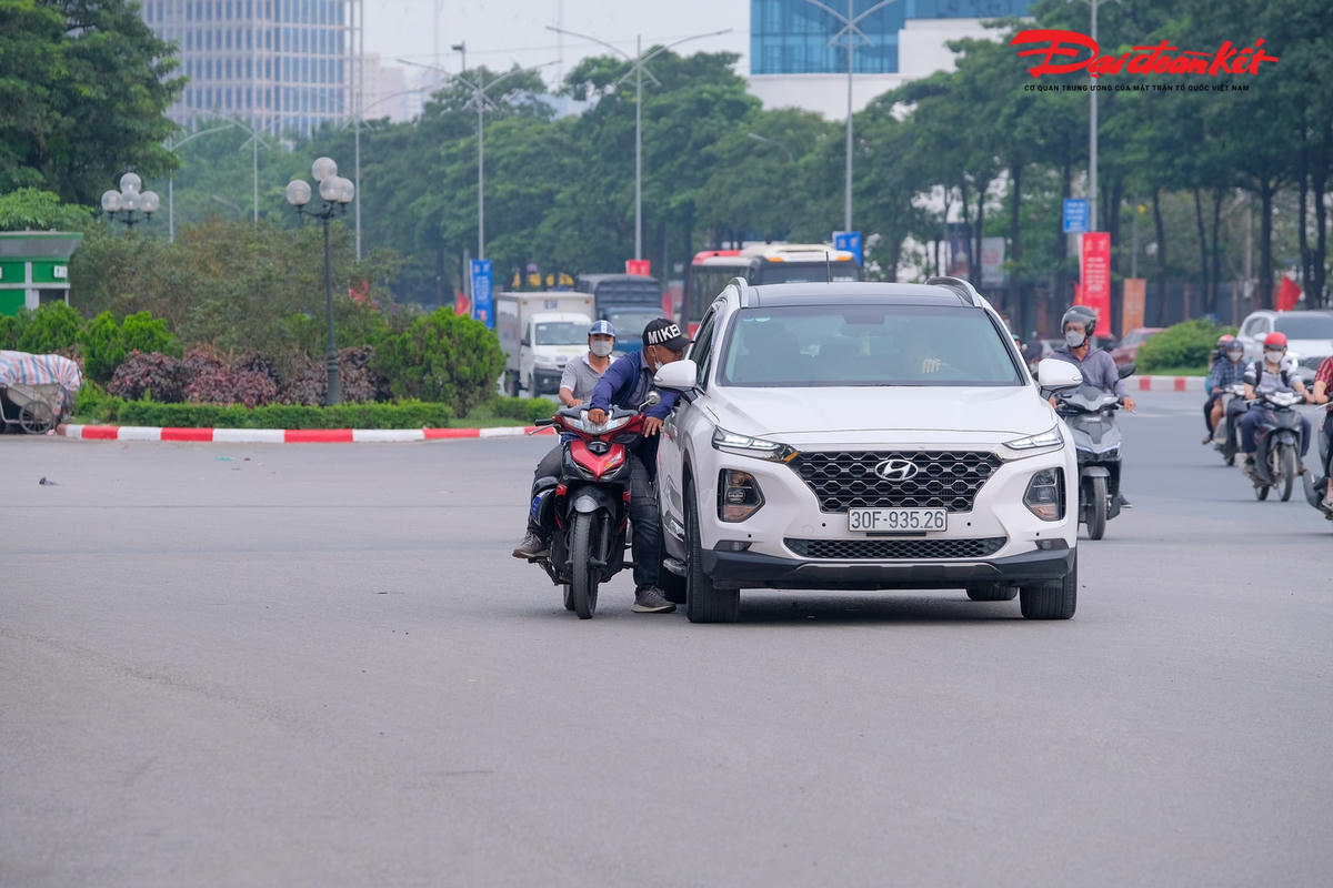 Thậm chí một số cò mồi còn chạy đuổi theo xe ô tô của khác hàng để bán vé tiềm ẩn nguy cơ tai nạn giao thông cao.