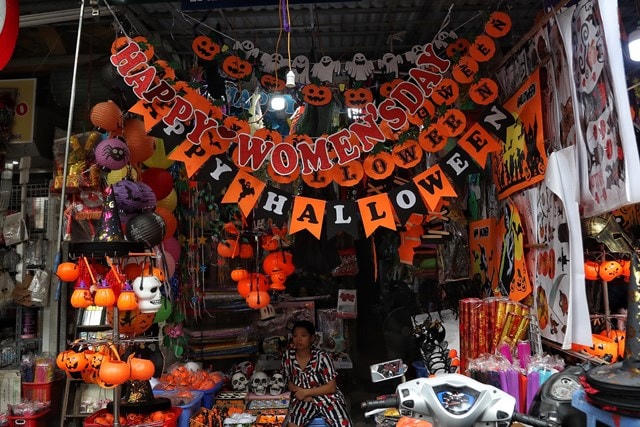 Lễ hội Halloween là lễ hội độc đáo, mặc dù mới du nhập vào Việt Nam nhưng đã có rất nhiều người tham gia. Vì vậy,, đến hẹn lại lên những ngày này tại phố Hàng Mã lại tràn ngập các mẫu mã đồ chơi, trang phục kinh dị để các nam thanh nữ tú mua về hoá trang, hoà mình vào lễ hội Halloween.
