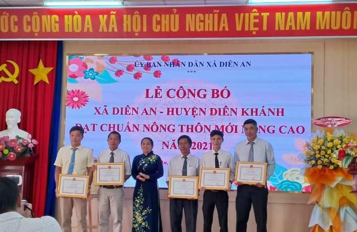 UBND huyện Diên Khánh tặng giấy khen, cho  tập thể và cá nhân có thành tích xuất sắc trong việc xây dựng xã đạt chuẩn NTM nâng cao.
