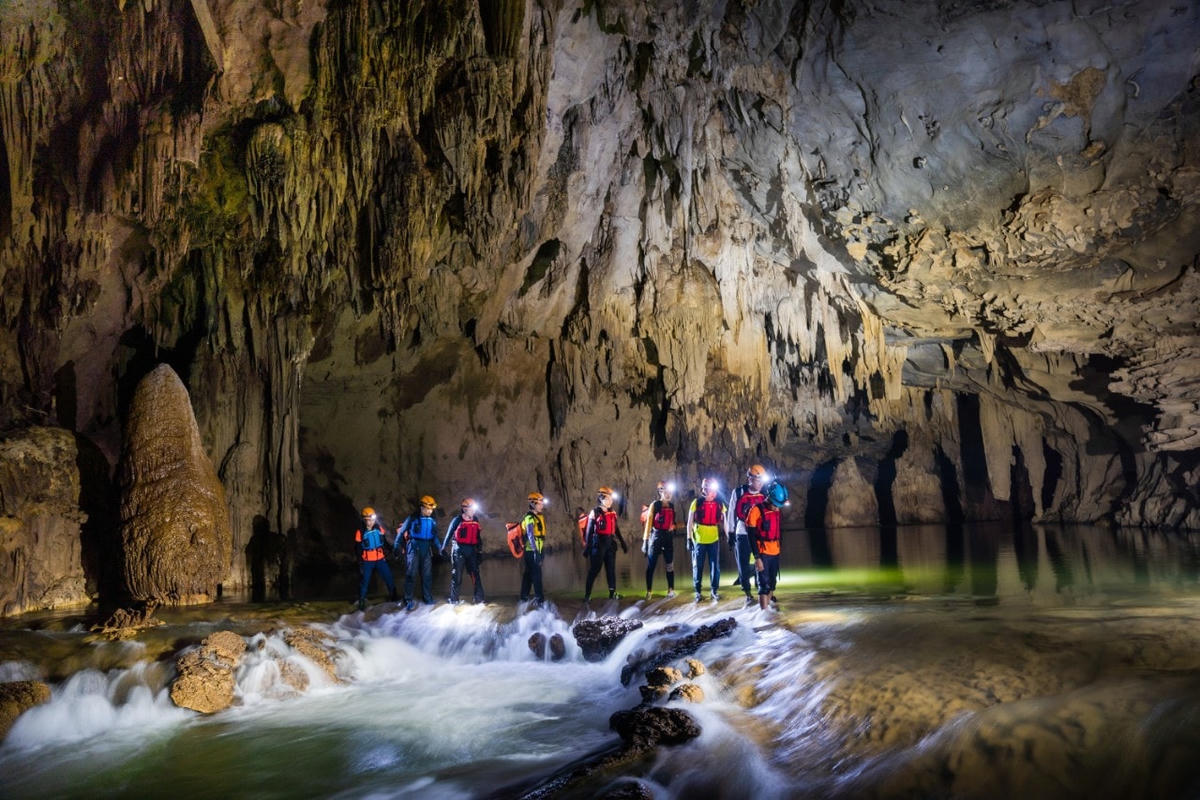 Du khách trải nghiệm hang động ở Tân Hoá.