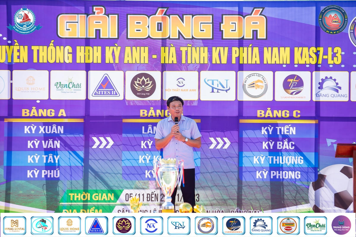 Ông Nguyễn Tiến Hùng, Phó Bí thư Huyện ủy - Chủ tịch UBND huyện Kỳ Anh phát biểu tại Lễ khai mạc.