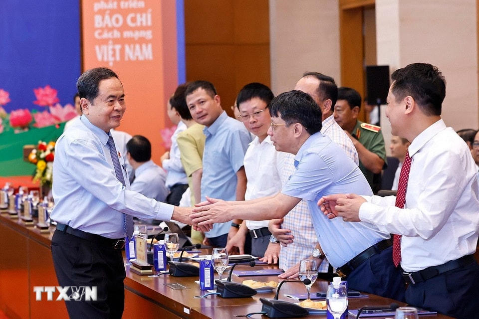 Chủ tịch Quốc hội Trần Thanh Mẫn với lãnh đạo các cơ quan quản lý báo chí và cơ quan báo chí. (Ảnh: Doãn Tấn/TTXVN)