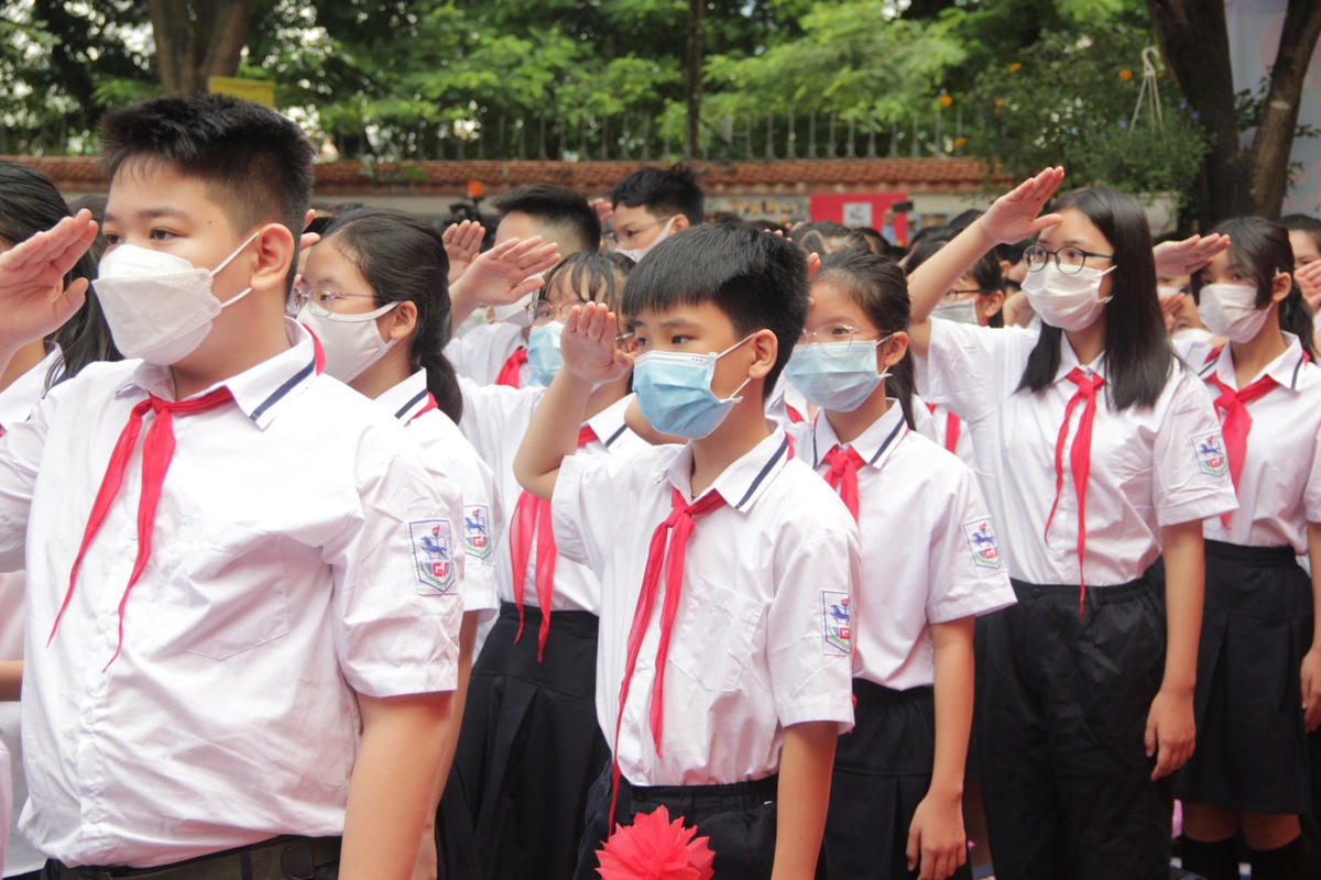 Học sinh Trường THCS Giảng Võ làm lễ chào cờ.