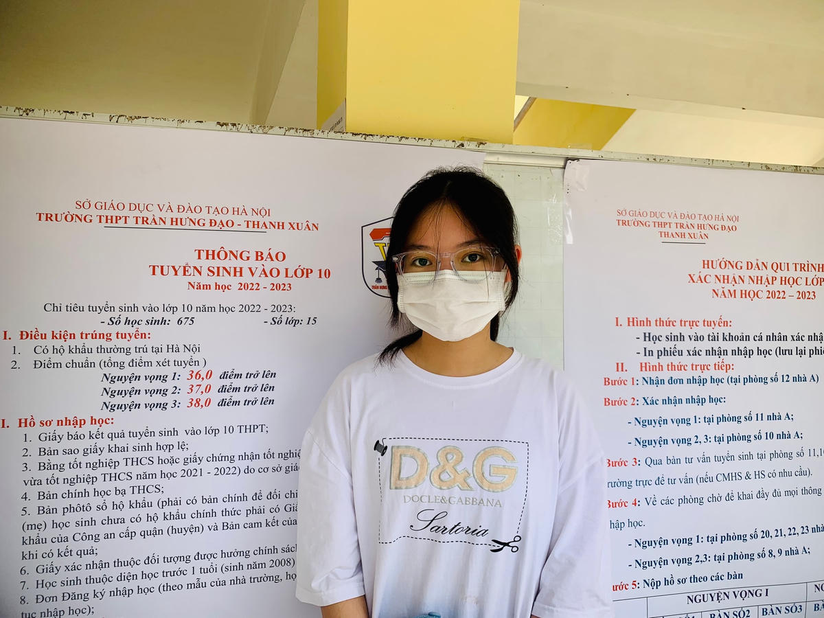 Em Huỳnh Phương Thảo - tân học sinh Trường THPT Trần Hưng Đạo (Hà Nội) cho biết: “Chiều qua, khi biết điểm em rất vui. Hôm nay, được mẹ đưa đi làm thủ tục nhập học, em cũng có chút hồi hộp, bỡ ngỡ và mong không có gì sai sót”.