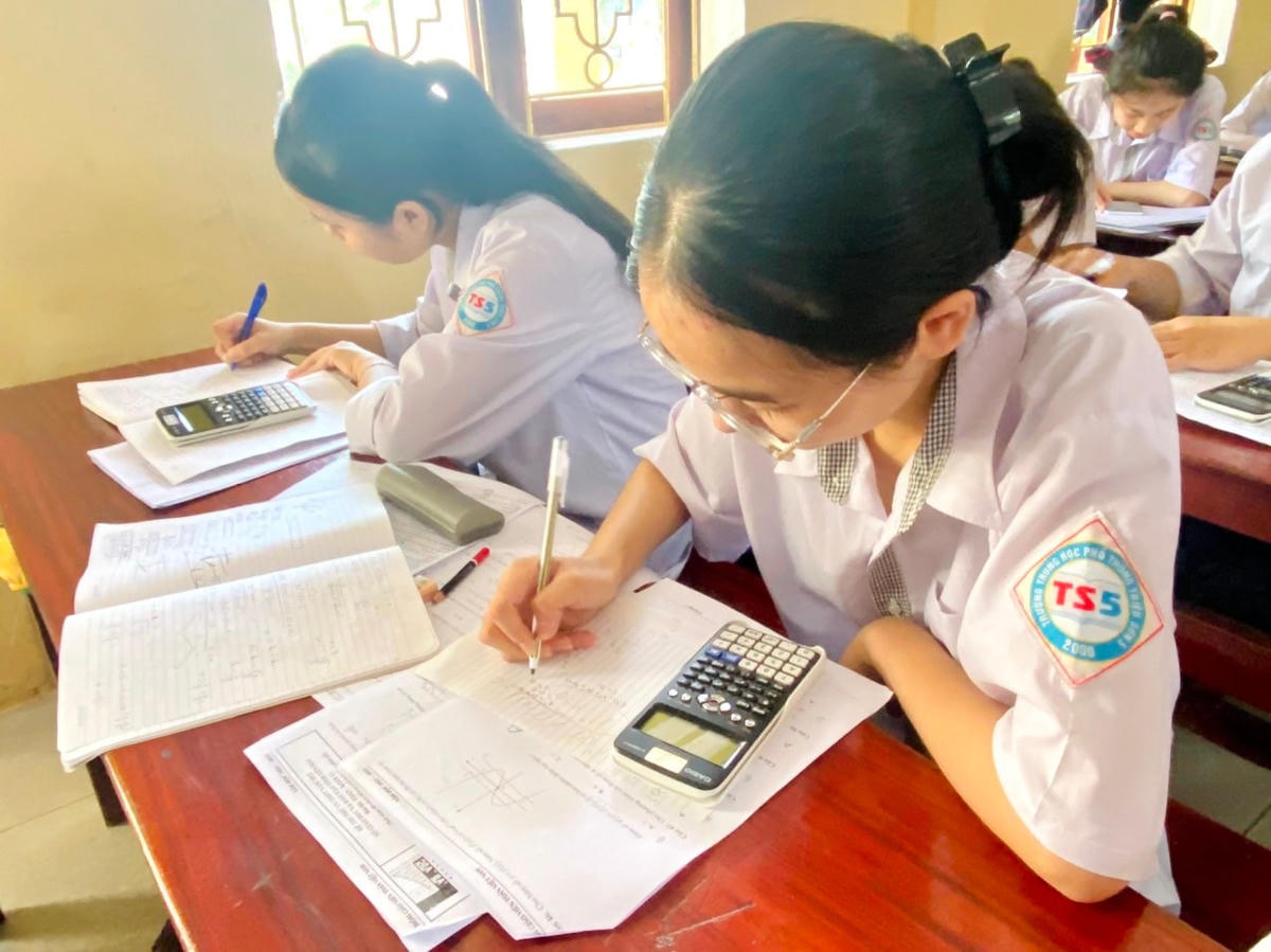 Lịch học kín ngày và "cày" bài xuyên đêm là tình trạng chung của hầu hết học sinh lớp 12.