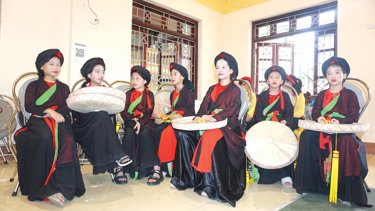 Nhiều học sinh Ninh Sơn (Việt Yên) không chỉ học giỏi mà hát quan họ cũng hay.