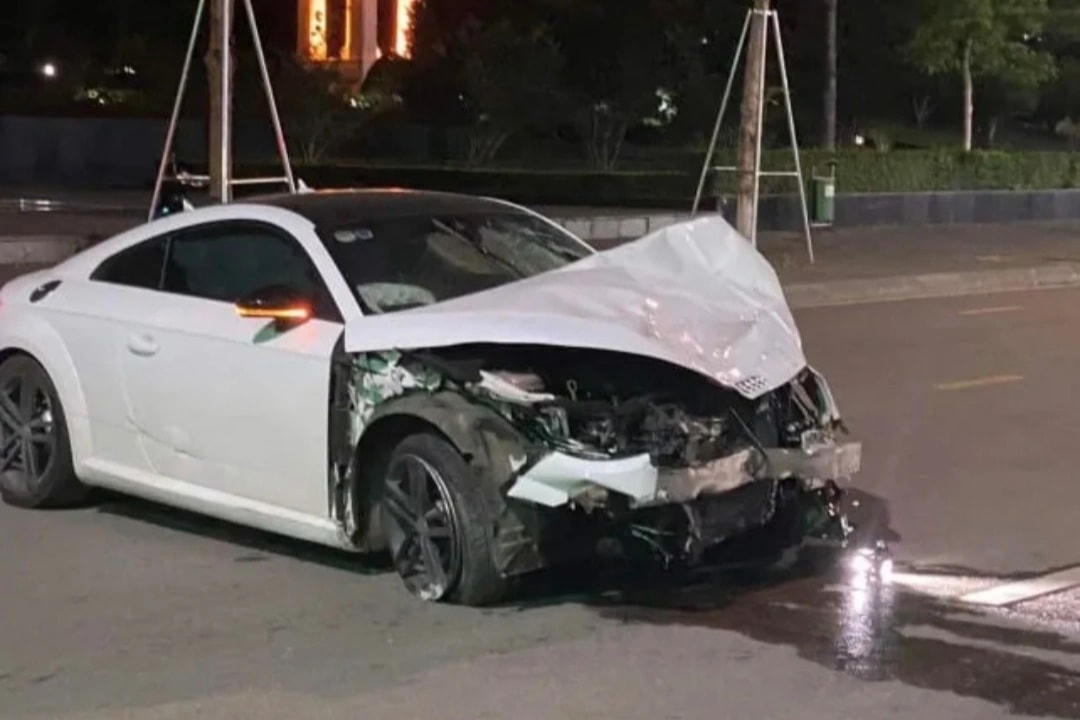Đầu ô tô Audi hư hỏng nặng sau vụ va chạm mạnh.