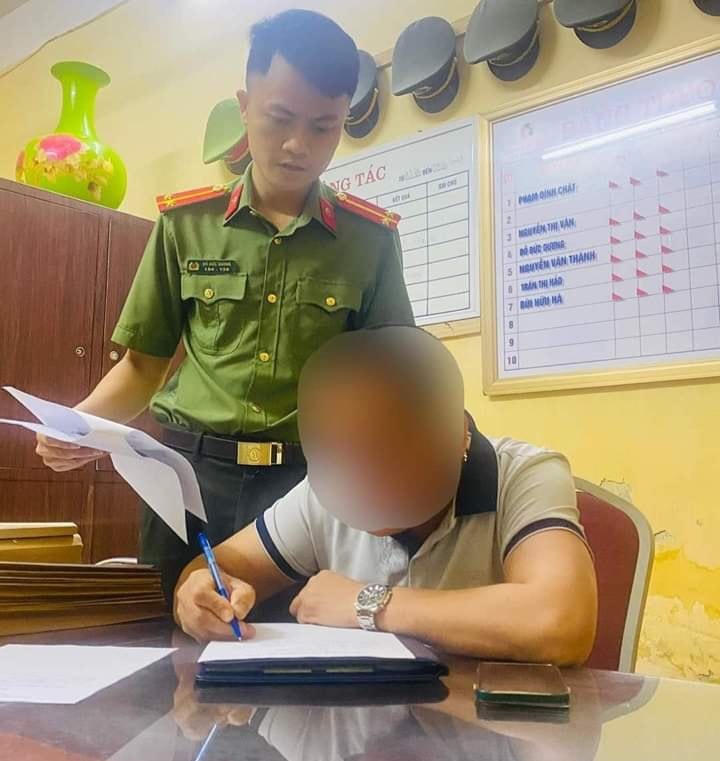 Công an huyện Thanh Hà làm việc với người vi phạm.  