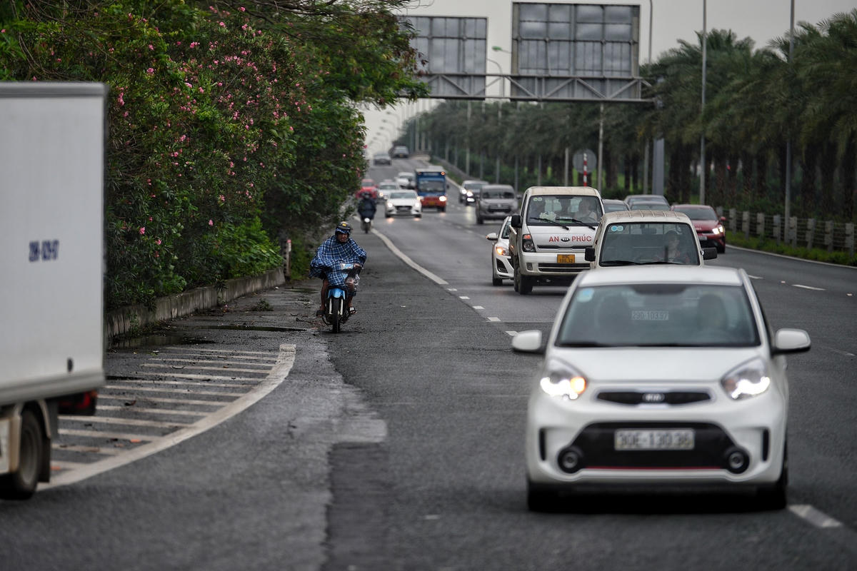 Vụ tai nạn thương tâm xảy ra đến nay mới được 3 ngày, thế nhưng dường như người dân cũng chẳng hề bận tâm, ngang nhiên di chuyển vào làn cao tốc Đại lộ Thăng Long để "trêu đùa tử thần".
