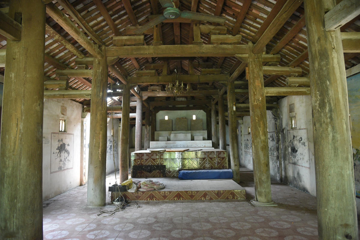 Phía trong chính điện của chùa cũng đang có các dấu hiệu hư hỏng nặng.