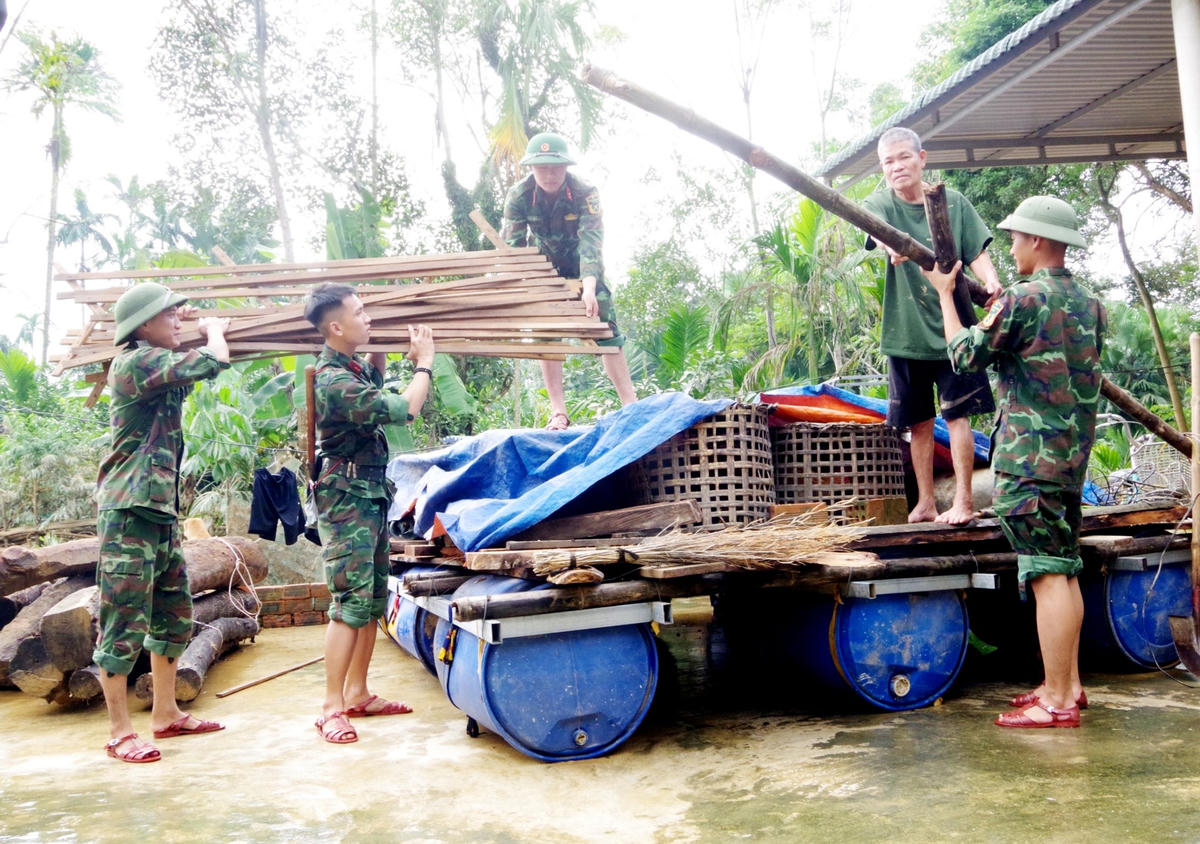 Ông Nguyễn Duy Hùng (xã Điền Mỹ) là thương binh 2/4 rất vui mừng, xúc động và biết ơn sự giúp đỡ kịp thời, tận tâm trách nhiệm của cán bộ, chiến sĩ Bộ Chỉ huy quân sự tỉnh Hà Tĩnh.
