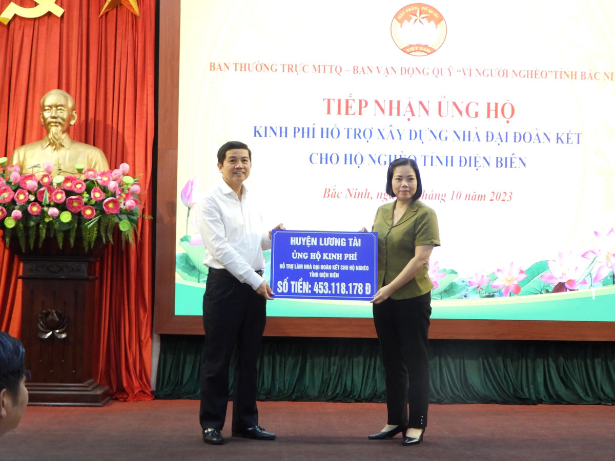 Ông Nguyễn Văn Triển - Phó Chủ tịch ủy ban MTTQ tỉnh Bắc Ninh tiếp nhận kinh phí ủng hộ từ các địa phương.