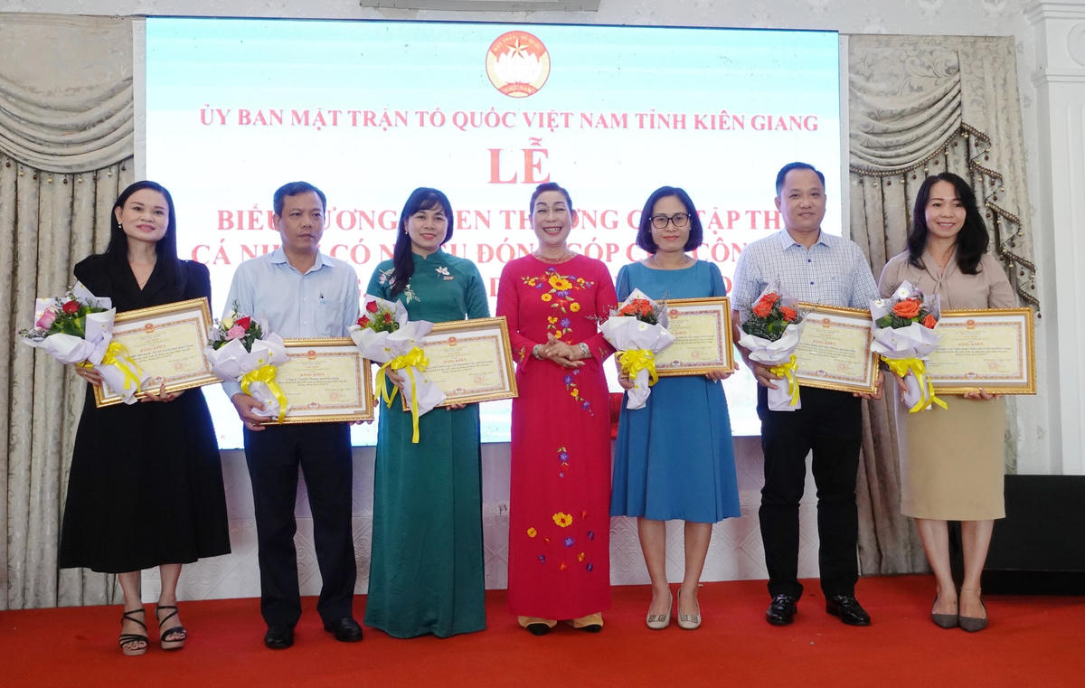 Bà Lê Thị Vệ, Chủ tịch UBMTTQ Việt Nam tỉnh Kiên Giang trao bằng khen cho các cá nhân, tập thể có nhiều đóng góp cho công tác phòng, chống dịch bệnh Covid-19.