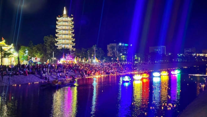 Những ánh đăng lung linh tại sông Cầu Rào.