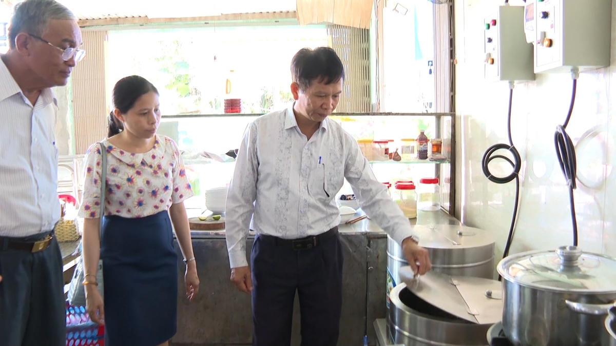 Ông Nguyễn Văn Trung ( đầu tiên từ phải sang) trao hỗ trợ sinh kế cho gia đình bà Trương Thị Thanh Hà.