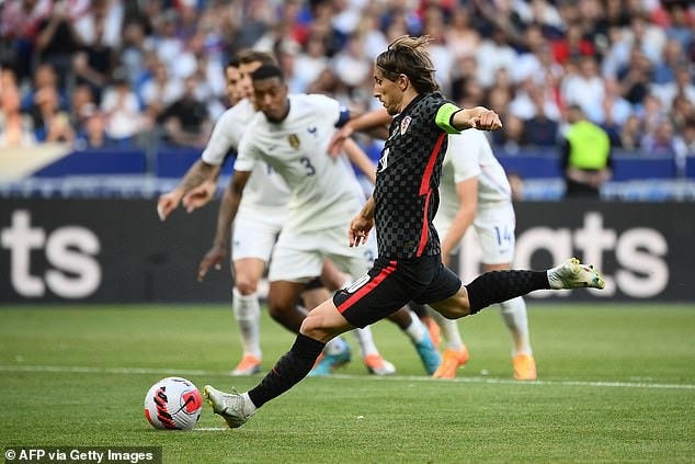 Modric mở tỷ số cho Croatia trên chấm phạt đền (Ảnh: GI).