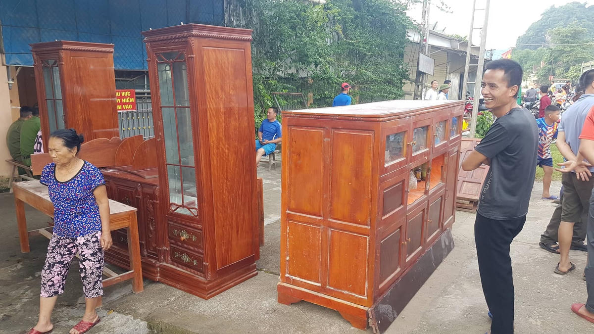 Ngay lập tức, gia đình ông Tứ nhờ chính quyền, người dân chuyển đồ ra khỏi nhà, tránh nguy hiểm.
