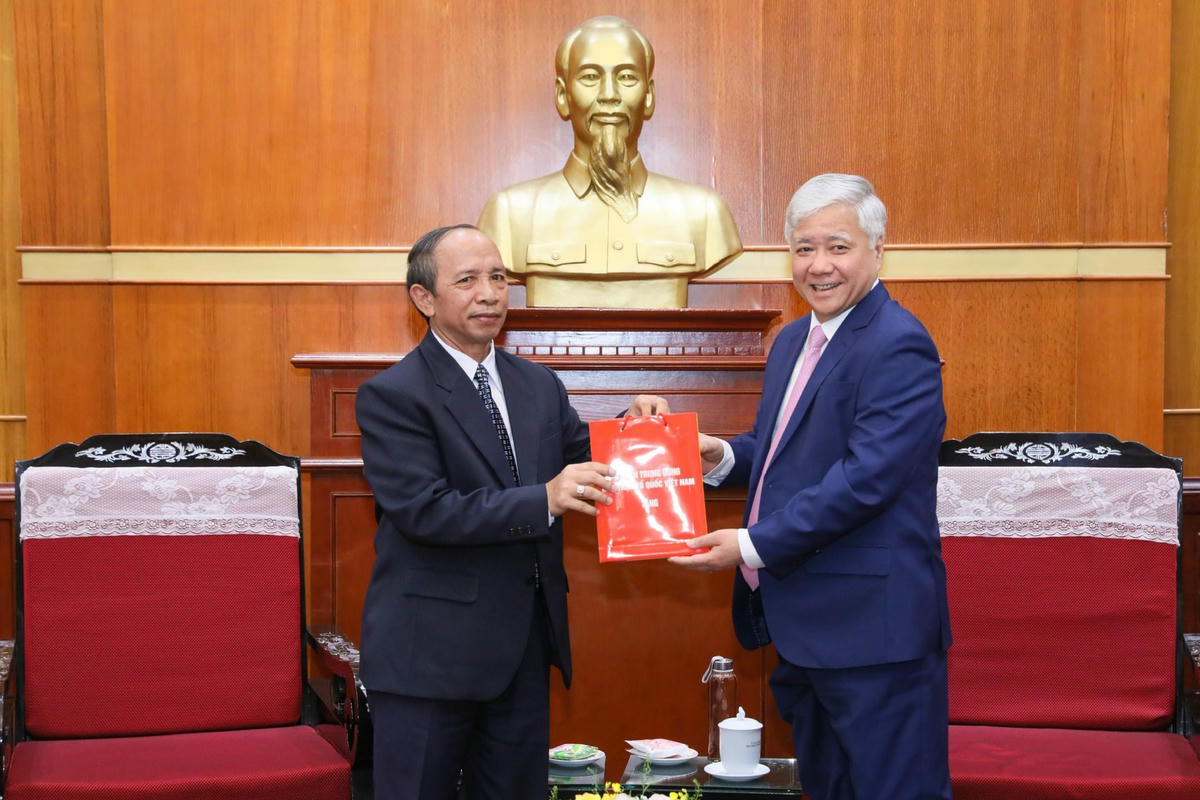 Bí thư Trung ương Đảng, Chủ tịch UBTƯ MTTQ Việt Nam Đỗ Văn Chiến tặng quà lưu niệm ông Khampheuy Boutdavieng, Ủy viên Trung ương Đảng, Phó Chủ tịch Thường trực UBTƯ Mặt trận Lào xây dựng đất nước.
