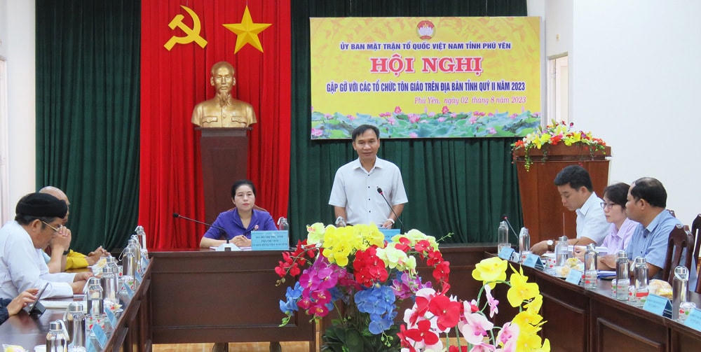 Ông Nguyễn Quốc Hoàn, Chủ tịch Ủy ban MTTQ tỉnh Phú Yên, phát biểu tại hội nghị.