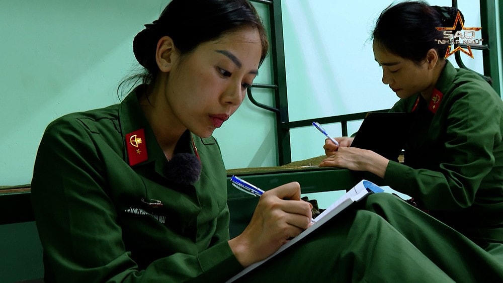 Các chiến sĩ viết tâm thư tạm biệt người thân trước khi thực hiện nhiệm vụ. 