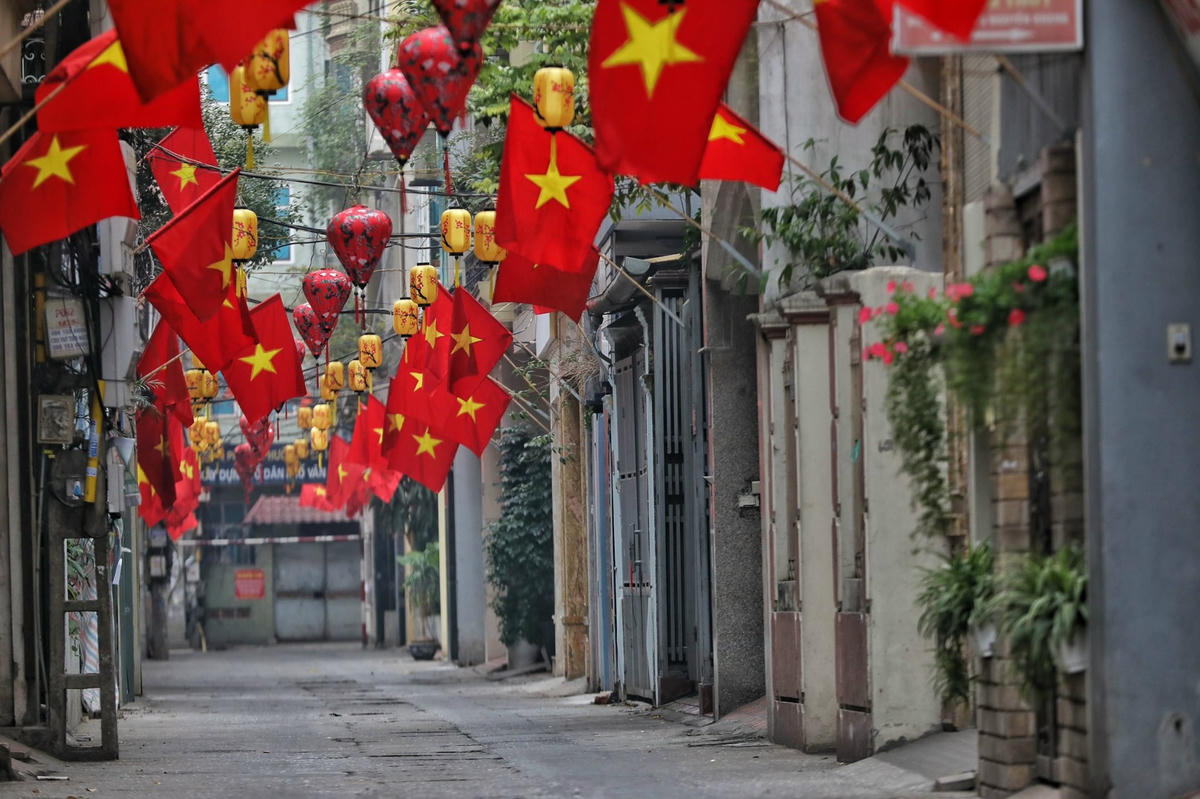 Các tuyến phố đều rực rỡ cờ hoa.