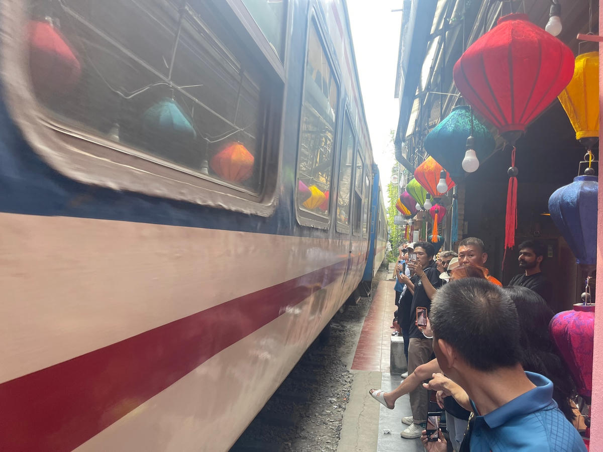 Mỗi khi tàu đi qua chỉ cách chỗ ngồi của các du khách khoảng chừng 1m, nếu chẳng may xô đẩy nhau để chụp ảnh sẽ dễ xảy ra tai nạn giao thông.