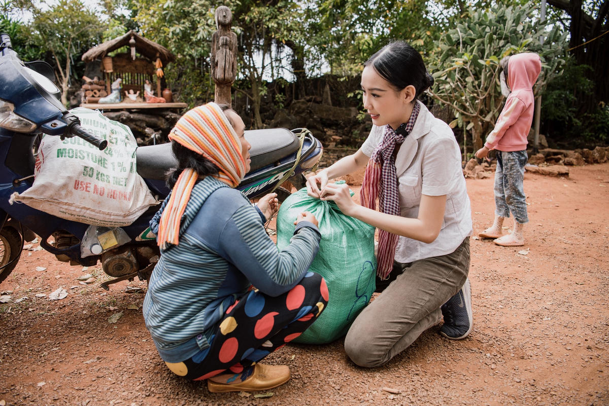 Nàng Hậu tận tay gói từng túi quà cho bà con nơi đây.  