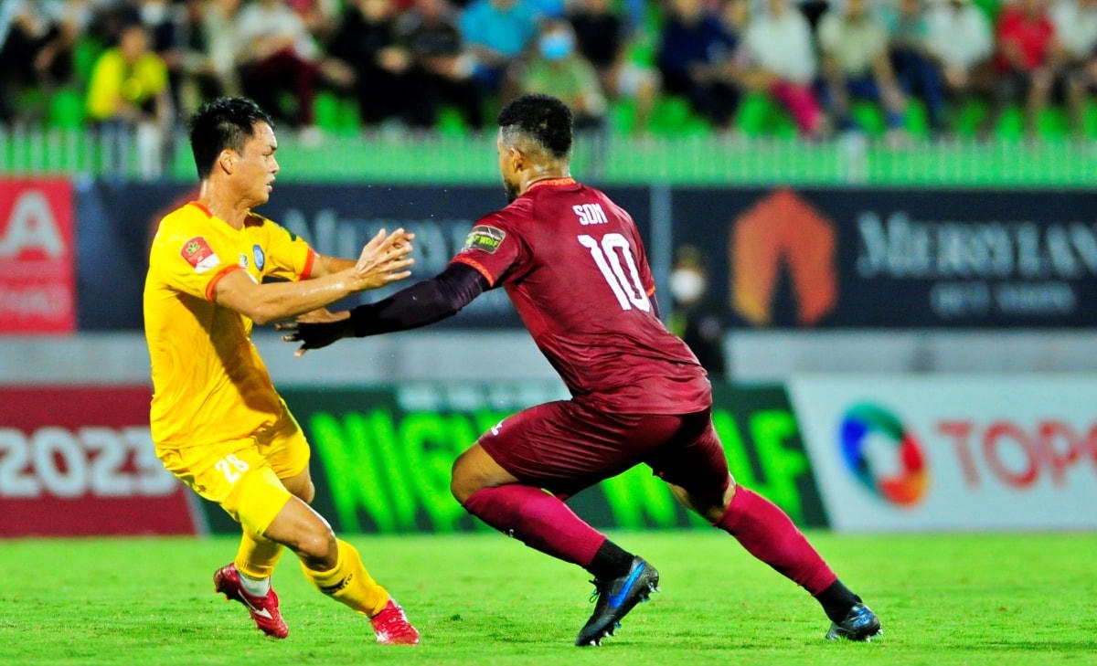 Nguyễn Văn Việt (áo vàng) bị treo giò ở vòng 3 V-League 2023. Ảnh: VPF.