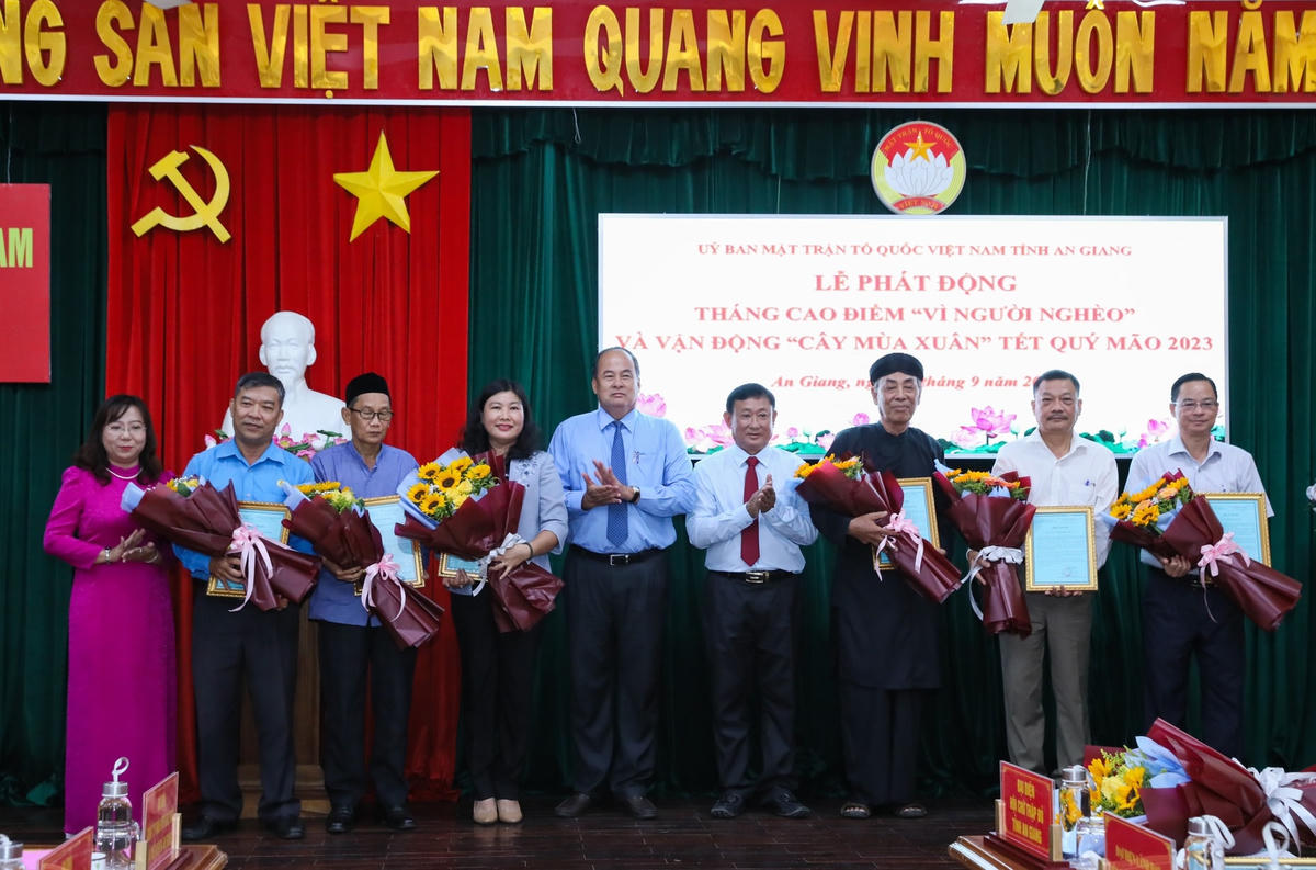 Lãnh đạo tỉnh An Giang tặng hoa và thư cảm ơn các đơn vị ủng hộ Quỹ "Vì người nghèo".
