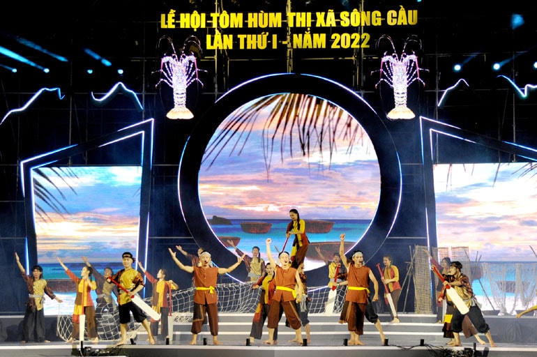 Văn nghệ chào mừng tại lễ khai mạc Lễ hội tôm hùm TX Sông Cầu lần thứ 1, năm 2022