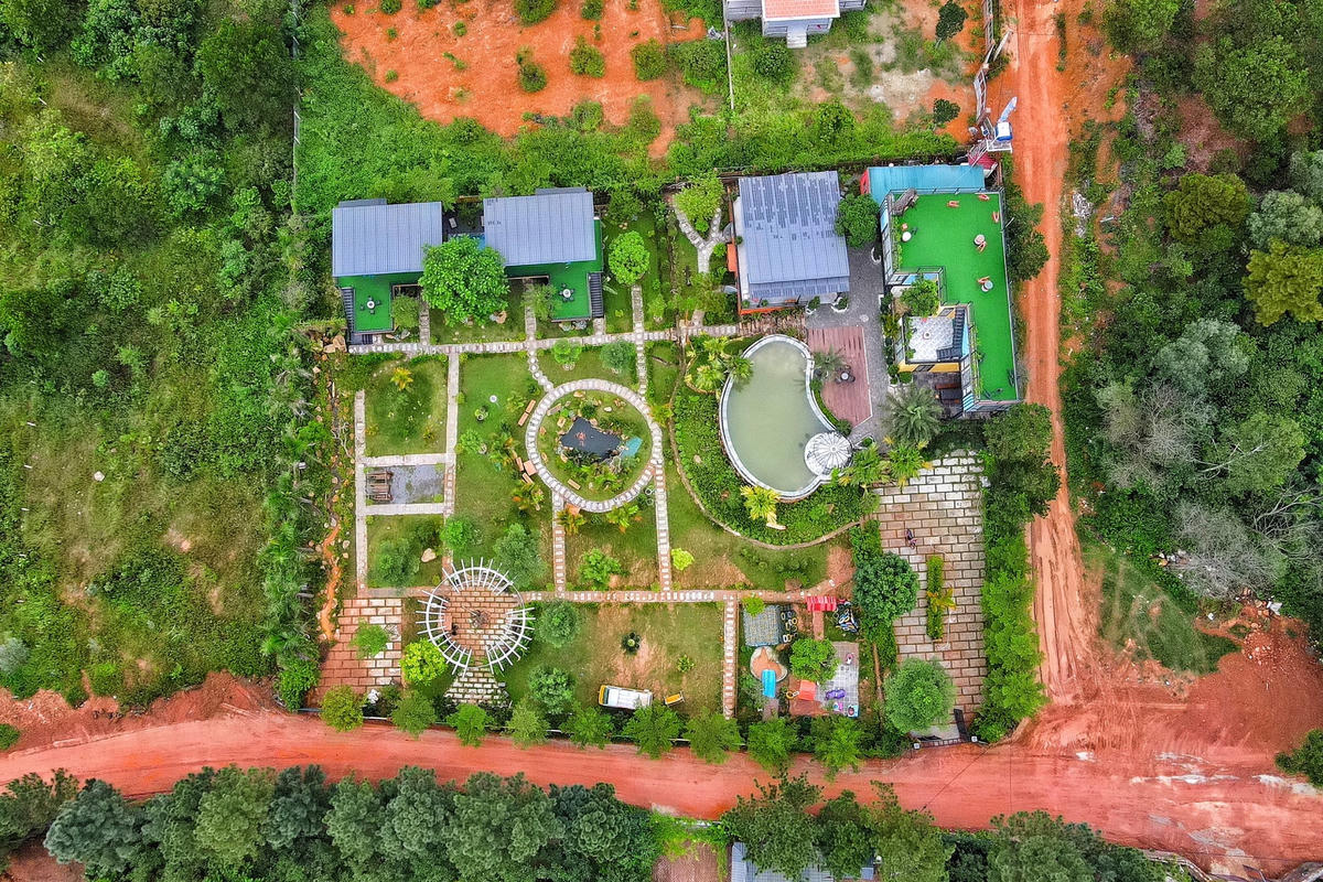 Ghi nhận chiều 5/8, hiện trường vụ sạt lở tại thôn Phú Ninh, xã Minh Phú, Sóc Sơn (gần hồ Ban Tiện) đã được khắc phục. Nhiều xe ô tô trước đó bị vùi lấp trong bùn đất đã được cứu hộ đưa khỏi điểm sạt lở.