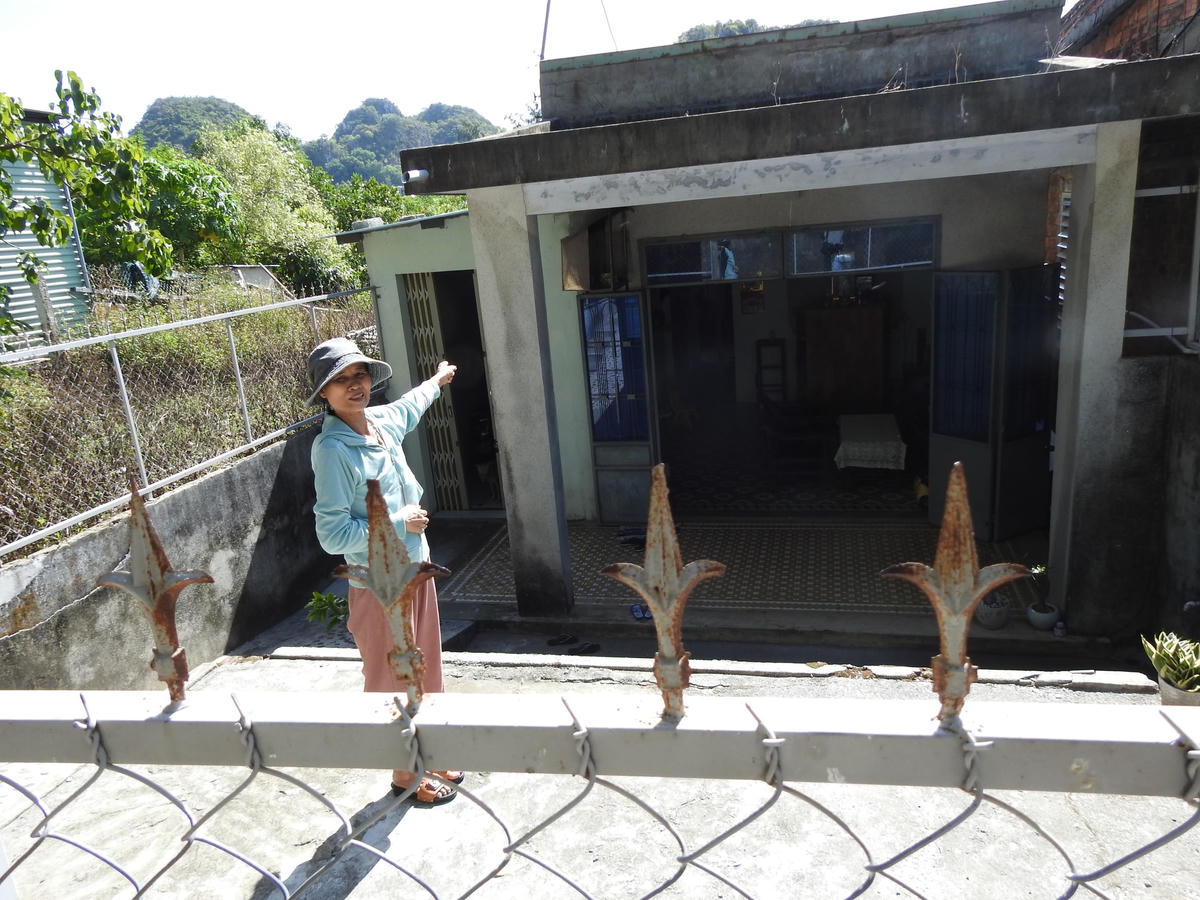 Căn nhà của bà Nguyễn Thị Quế tụt sâu so với mặt đường.