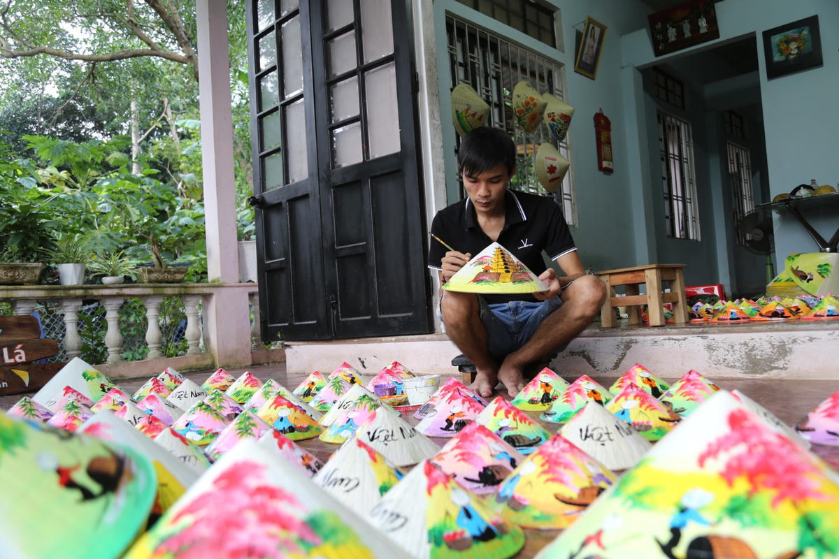 “Và trong một lần dạo chơi trên cầu Trường Tiền, thấy các thiếu nữ thướt tha trong tà áo dài cùng vành nón lá bên dòng sông Hương, ý tưởng vẽ tranh trên nón lá đã hình thành trong đầu mình. Từ đó, tôi bắt tay vào việc pha màu, tự mày mò vẽ tranh trên chất liệu hoàn toàn mới mẻ và lạ lẫm này", anh Nhật cho biết.