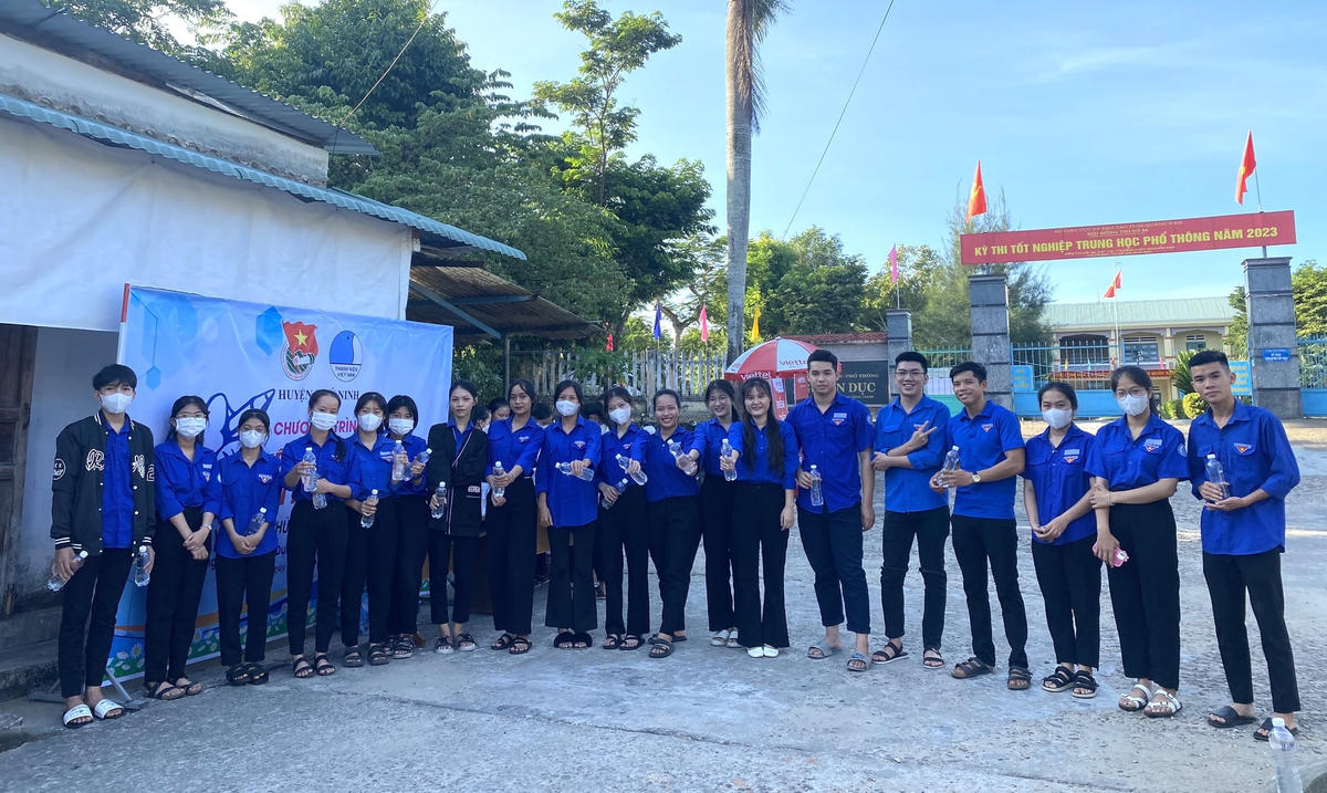 Đoàn viên thanh niên đứng trước điểm thi để tiếp sức cho thí sinh.