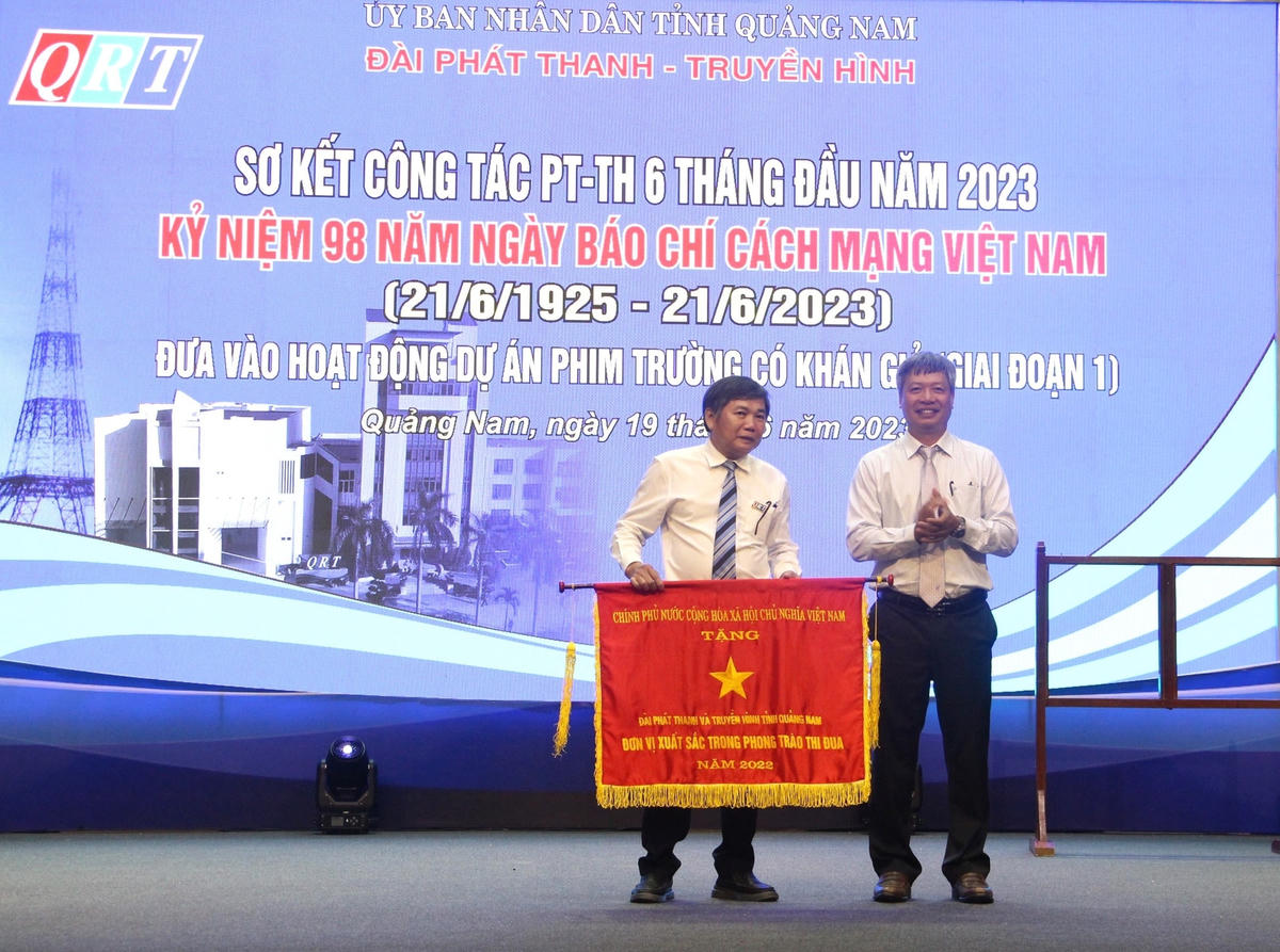 Ông Hồ Quang Bửu trao tặng Cờ thi đua của Chính phủ cho Đài PT-TH Quảng Nam.
