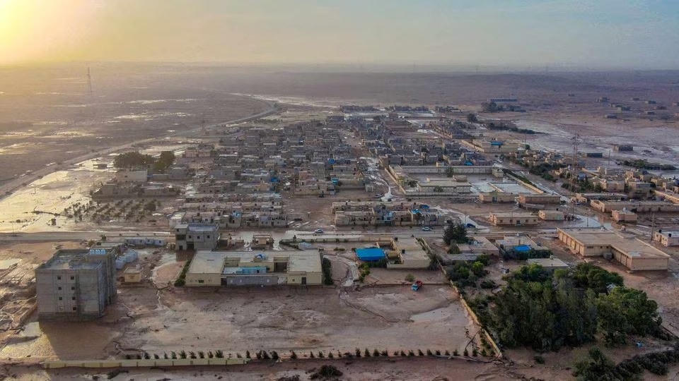 Toàn cảnh nước lũ bao trùm khu vực khi bão mạnh và mưa lớn đổ bộ vào Al-Mukhaili, Libya. Ảnh: Reuters.