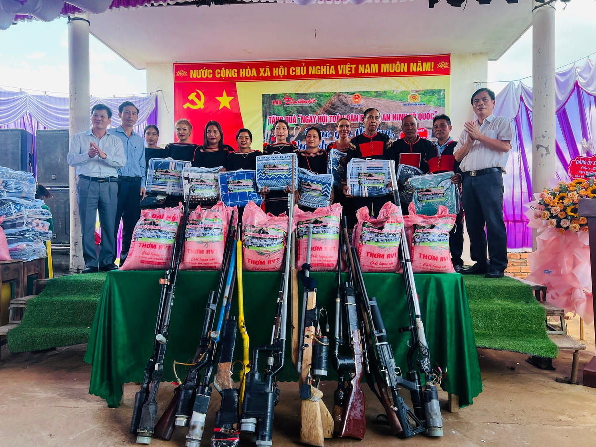 Đại diện lãnh đạo huyện M’Đrắk trao quà cho bà con.