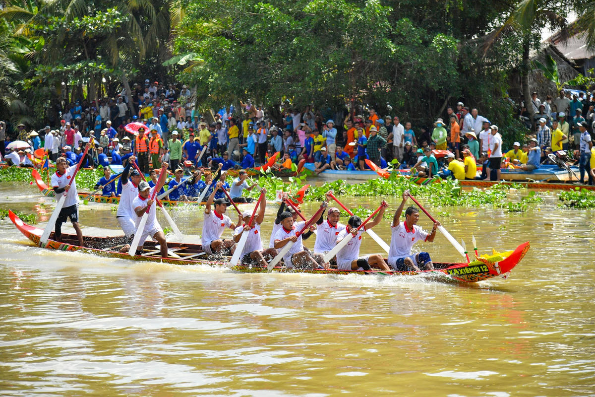 Các ghe ngo về tham dự giải tranh tài ở đường đua có cự ly 500 m với sự cổ vũ nhiệt tình của đông đảo cổ động viên ở hai bên bờ sông Chắc Kha. Đua ghe ngo là môn thể thao dân gian truyền thông mang tính cộng đồng cao, là một hoạt động văn hóa, thể thao hết sức độc đáo của đồng bào Khmer Nam bộ.